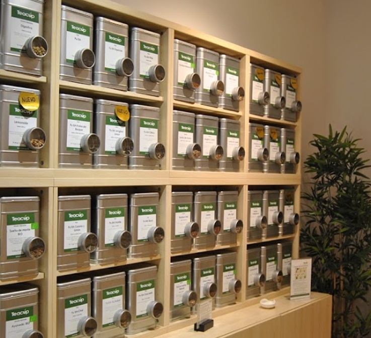 Estanterías de té a granel en la tienda de té en Chamberí - Madrid