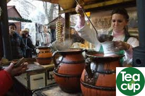 vino caliente en mercado navideño